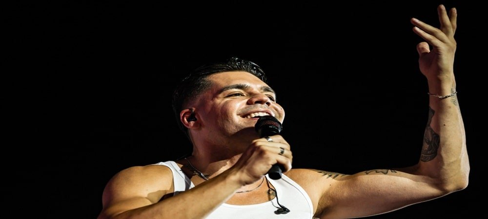 Emir Can İğrek’ten Ayakta Alkışlanan Performans