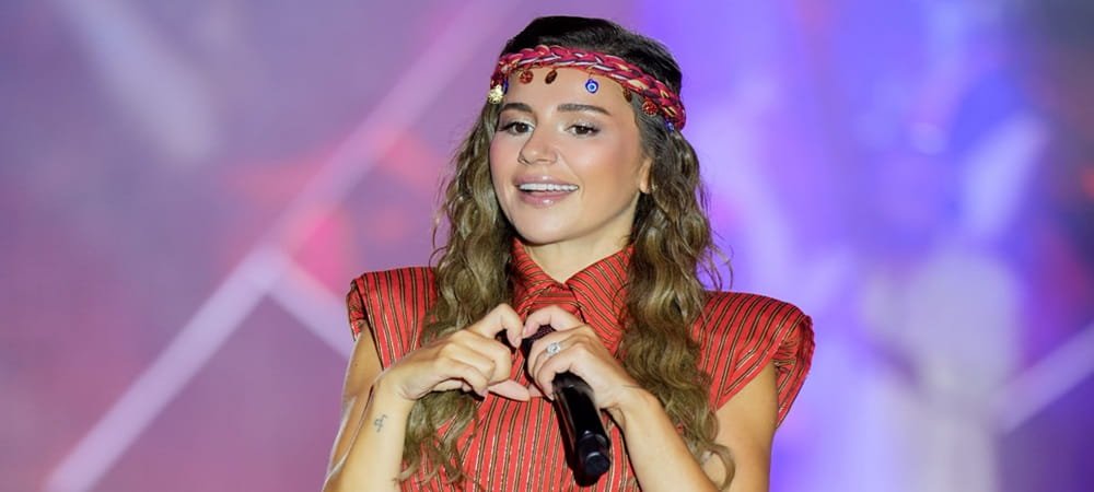 Merve Özbey 52. Uluslararası Arhavi Festivali’nde Sahne Aldı
