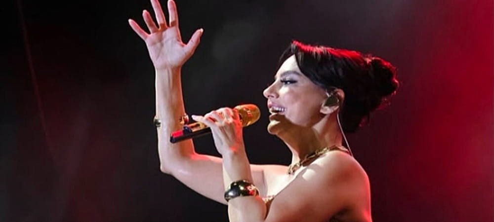 Ebru Gündeş’in Dev Korosu: Binlerce Kişi Hep Bir Ağızdan Söyledi