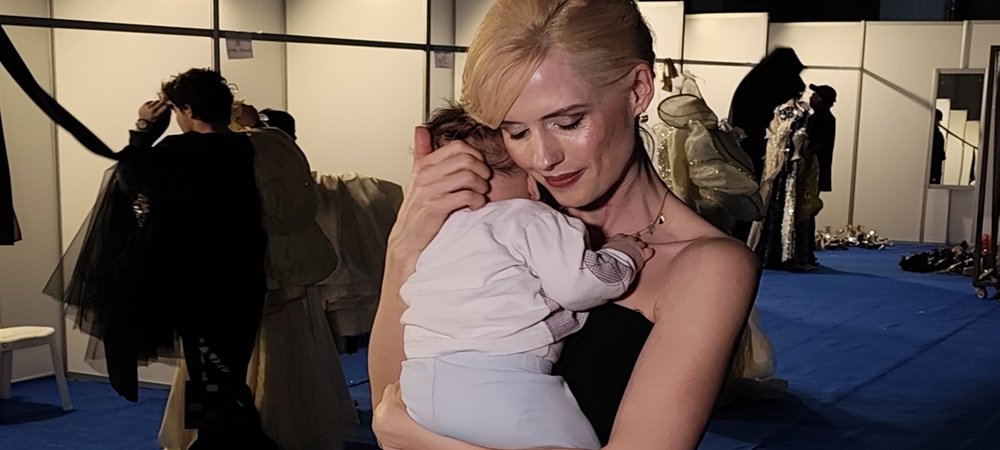 Wilma Elles: Podyumda Zarafet, Kuliste Annelik